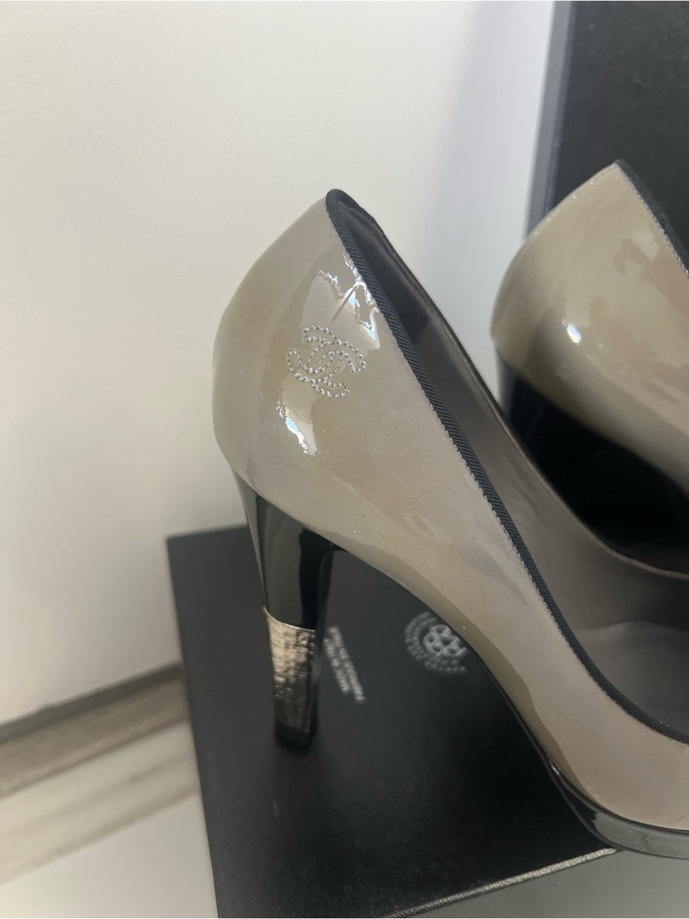 CHANEL Two-Tone Patent Leather Pumps in Gray and Black‎ - Picture 3 of 8